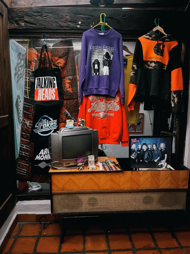 Detalle de la tienda: tote bags, sudadera y televisión vintage